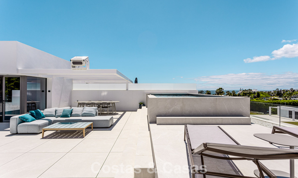 Exclusive residence with sea views for sale in a progressive complex with 24-hour security on Marbella's Golden Mile 787301