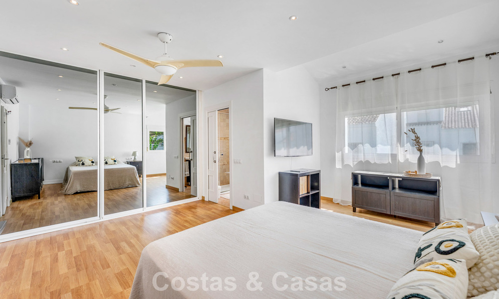 Spacious townhouse for sale in a gated beachfront complex on the east side of Marbella 787526