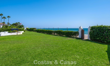 Spacious townhouse for sale in a gated beachfront complex on the east side of Marbella 787536