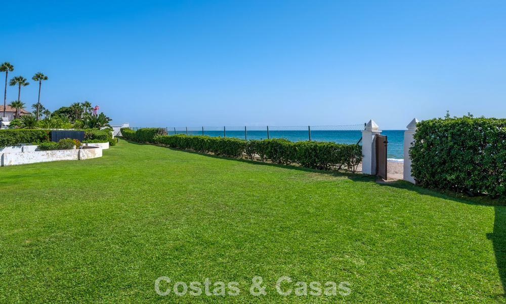 Spacious townhouse for sale in a gated beachfront complex on the east side of Marbella 787536