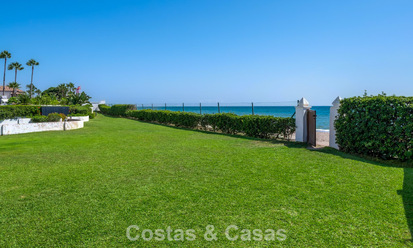 Spacious townhouse for sale in a gated beachfront complex on the east side of Marbella 787536