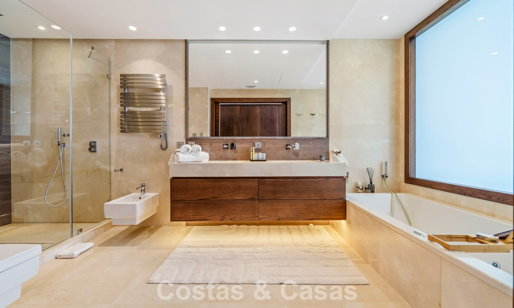 Luxury duplex apartment with sea views for sale in a prime Sierra Blanca complex on Marbella's Golden Mile 787562