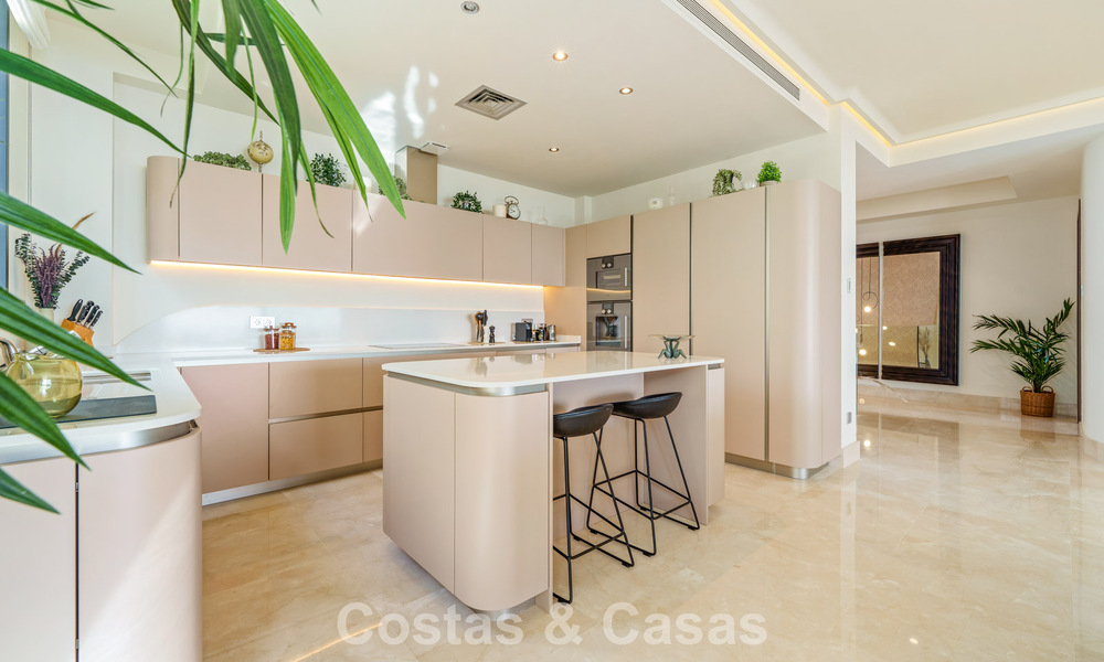 Luxury duplex apartment with sea views for sale in a prime Sierra Blanca complex on Marbella's Golden Mile 787586