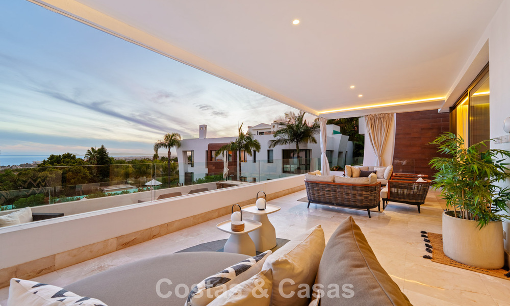 Luxury duplex apartment with sea views for sale in a prime Sierra Blanca complex on Marbella's Golden Mile 787599