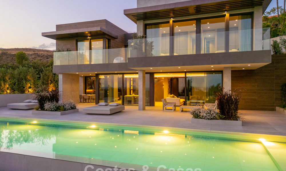 Move-in ready, luxurious, new-build villa for sale in a prestigious 5* golf resort in Marbella - Benahavis 787417