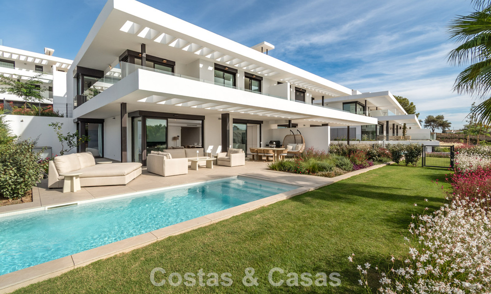 Modern semi-detached house for sale in a golf complex east of Marbella Center 787938