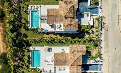 2 contemporary luxury villas for sale, located next to each other just 400m from the beach in Casares, Costa del Sol 788019