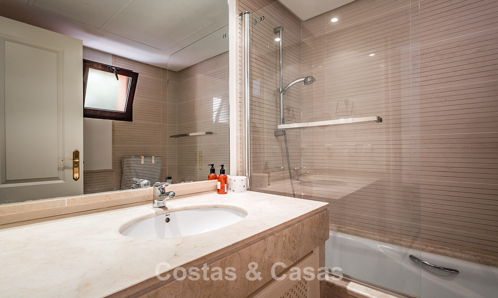 Move-in ready, spacious apartment with sea views for sale in Benahavis - Marbella 787887