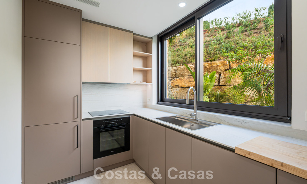 Ready to move in, high-end designer villa with sea views for sale on Marbella's Golden Mile 788120