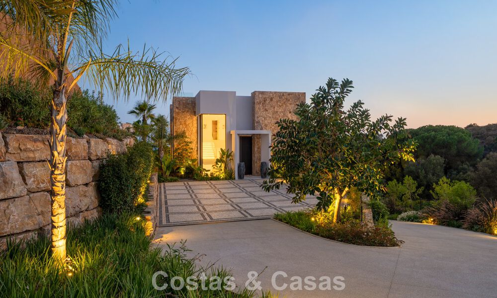 Ready to move in, high-end designer villa with sea views for sale on Marbella's Golden Mile 788122