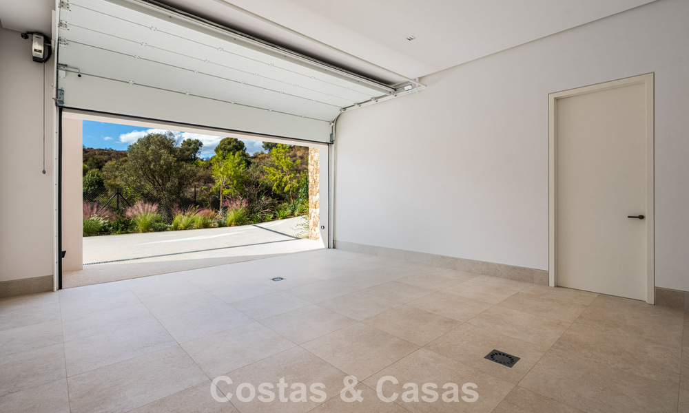 Ready to move in, high-end designer villa with sea views for sale on Marbella's Golden Mile 788148