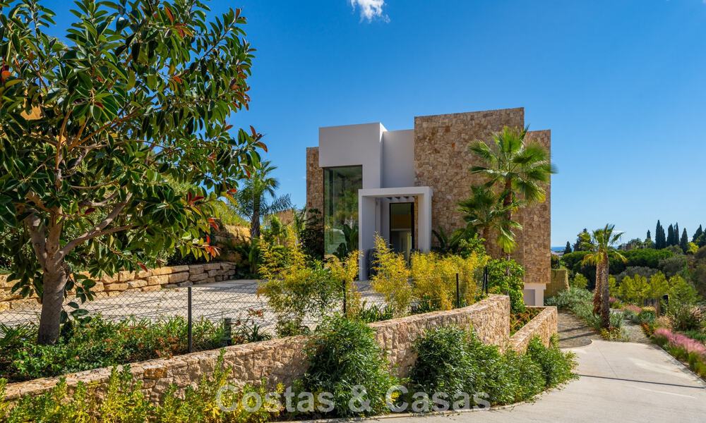 Ready to move in, high-end designer villa with sea views for sale on Marbella's Golden Mile 788156