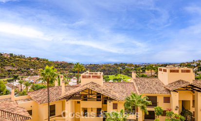 Move-in ready corner apartment for sale in a golf resort with golf and sea view in the hills of Marbella - Benahavis 788237