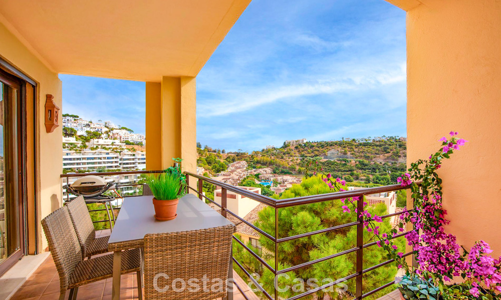 Move-in ready corner apartment for sale in a golf resort in the hills of Marbella - Benahavis 788238
