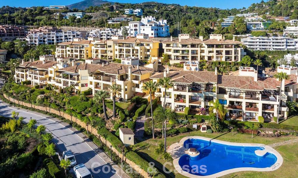 Move-in ready corner apartment for sale in a golf resort in the hills of Marbella - Benahavis 788240