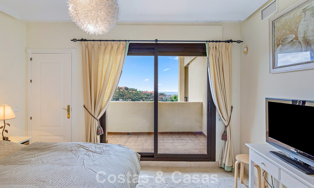 Move-in ready corner apartment for sale in a golf resort in the hills of Marbella - Benahavis 788241