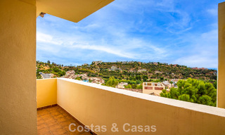 Move-in ready corner apartment for sale in a golf resort in the hills of Marbella - Benahavis 788242 