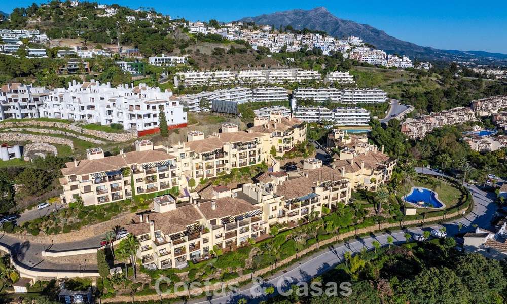 Move-in ready corner apartment for sale in a golf resort in the hills of Marbella - Benahavis 788245