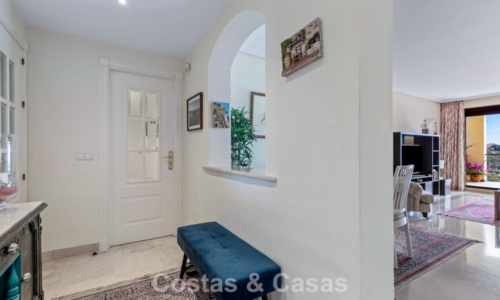 Move-in ready corner apartment for sale in a golf resort in the hills of Marbella - Benahavis 788247