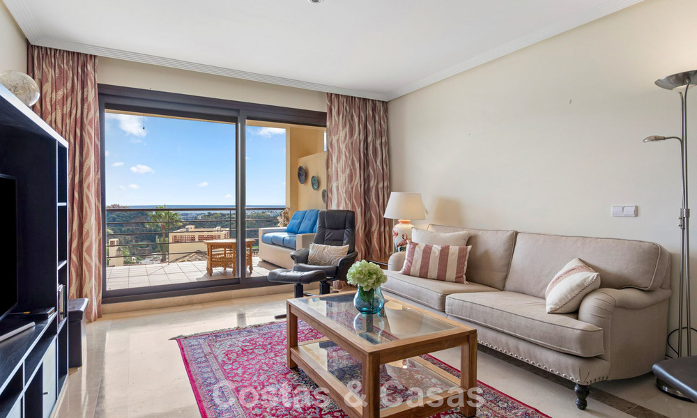 Move-in ready corner apartment for sale in a golf resort in the hills of Marbella - Benahavis 788252