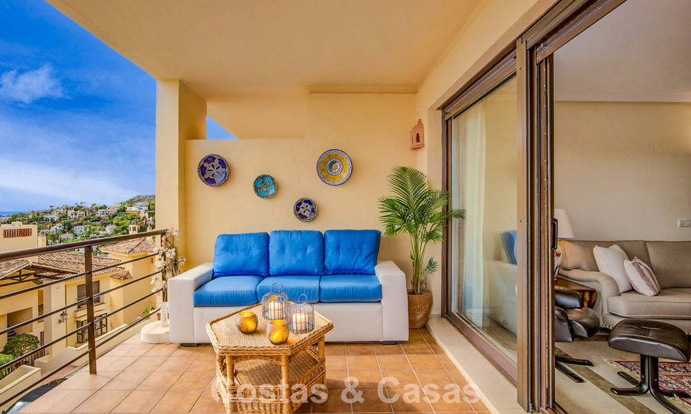 Move-in ready corner apartment for sale in a golf resort in the hills of Marbella - Benahavis 788256