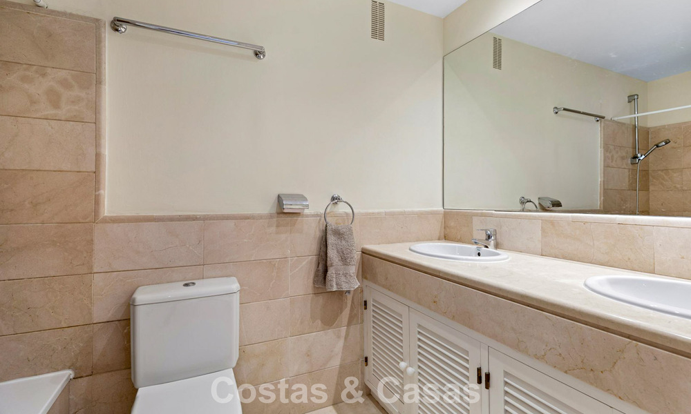 Move-in ready corner apartment for sale in a golf resort in the hills of Marbella - Benahavis 788263