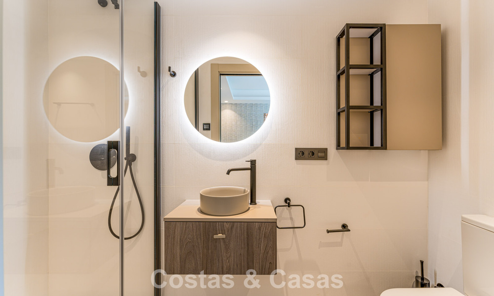 Stylishly renovated luxury villa for sale in a privileged golf community in Nueva Andalucia, Marbella 788458