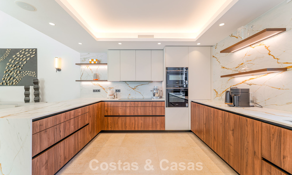 Stylishly renovated luxury villa for sale in a privileged golf community in Nueva Andalucia, Marbella 788471