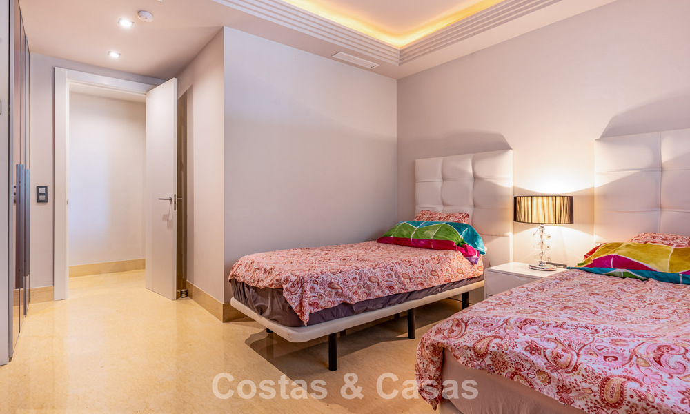 Contemporary apartment with spacious corner terrace for sale in Marbella - Benahavis 788702