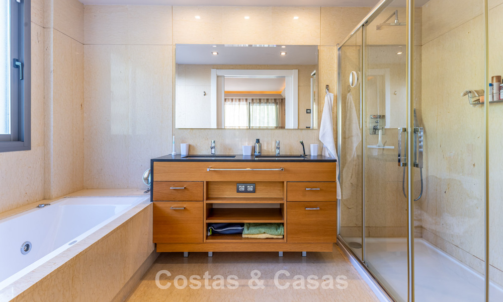 Contemporary apartment with spacious corner terrace for sale in Marbella - Benahavis 788712