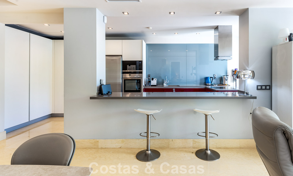 Contemporary apartment with spacious corner terrace for sale in Marbella - Benahavis 788714