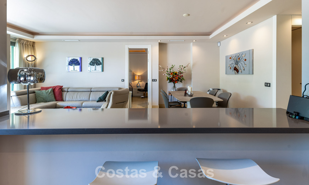 Contemporary apartment with spacious corner terrace for sale in Marbella - Benahavis 788716