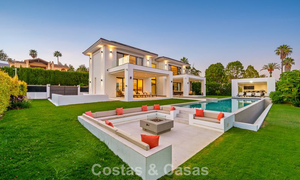 Exclusive villa with sea views for sale in a secure urbanization in La Quinta, Marbella - Benahavis 788534