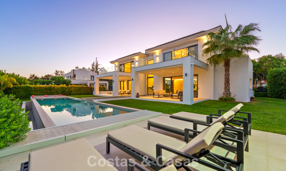 Exclusive villa with sea views for sale in a secure urbanization in La Quinta, Marbella - Benahavis 788537