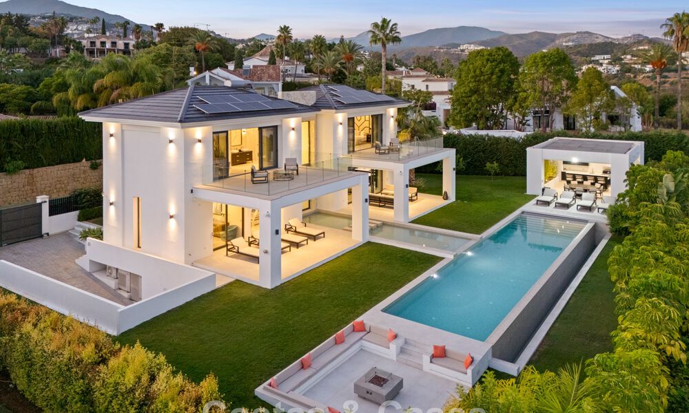 Exclusive villa with sea views for sale in a secure urbanization in La Quinta, Marbella - Benahavis 788539