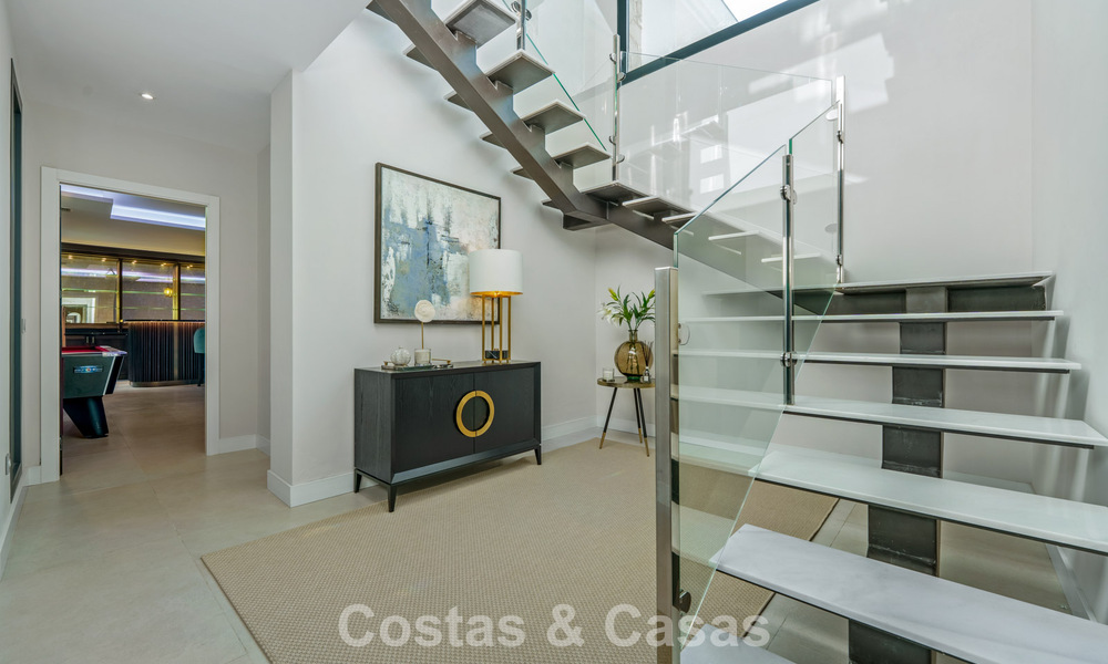 Exclusive villa with sea views for sale in a secure urbanization in La Quinta, Marbella - Benahavis 788544