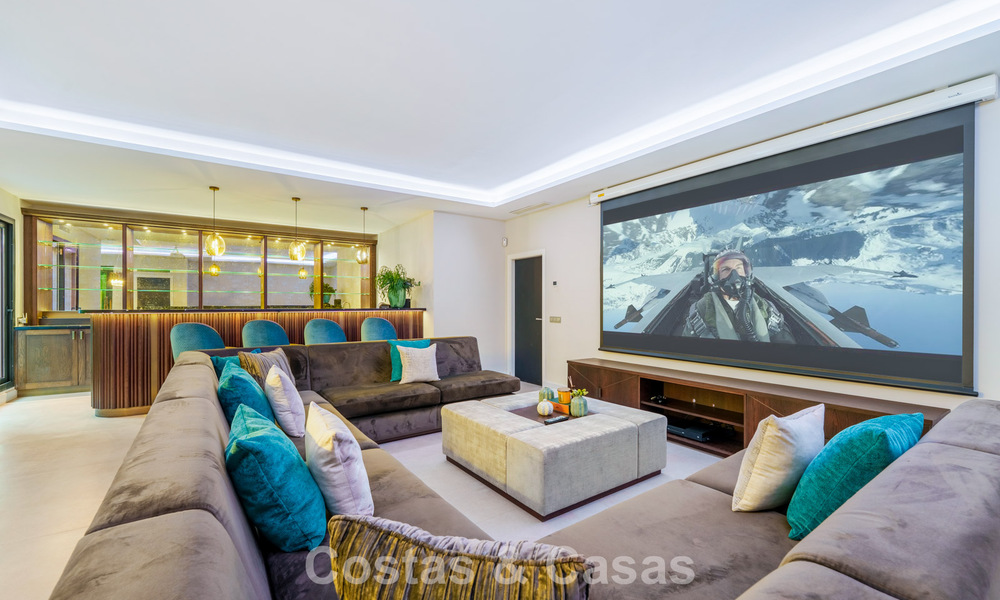 Exclusive villa with sea views for sale in a secure urbanization in La Quinta, Marbella - Benahavis 788545