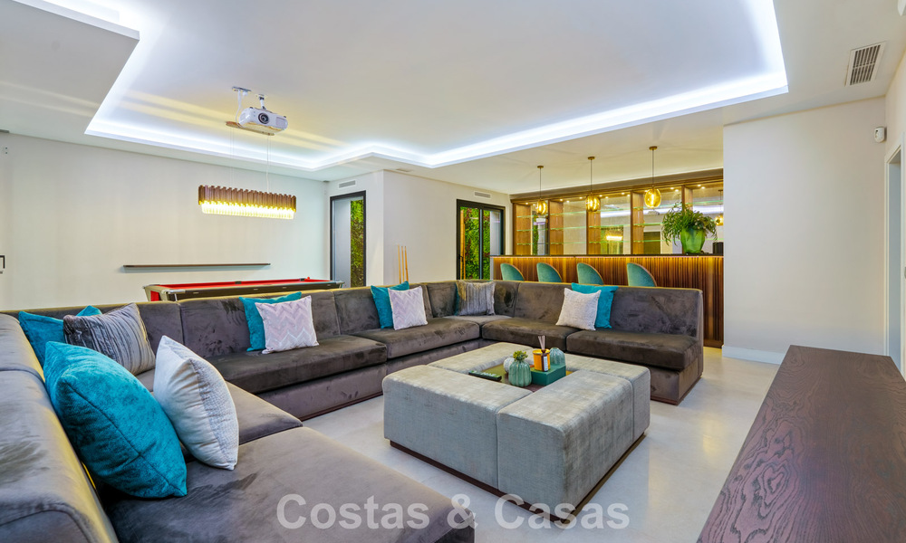 Exclusive villa with sea views for sale in a secure urbanization in La Quinta, Marbella - Benahavis 788546