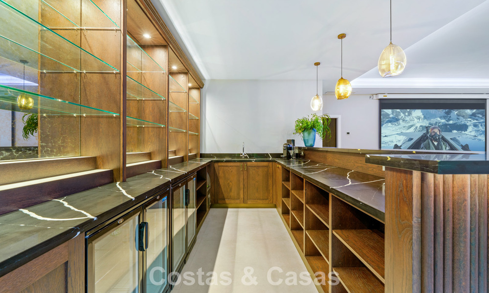 Exclusive villa with sea views for sale in a secure urbanization in La Quinta, Marbella - Benahavis 788548