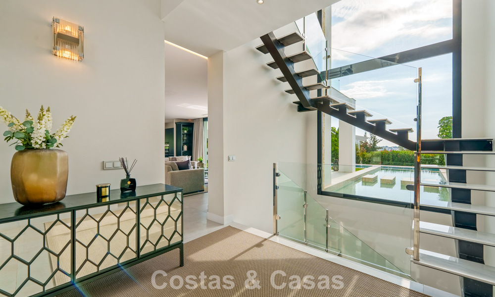 Exclusive villa with sea views for sale in a secure urbanization in La Quinta, Marbella - Benahavis 788551