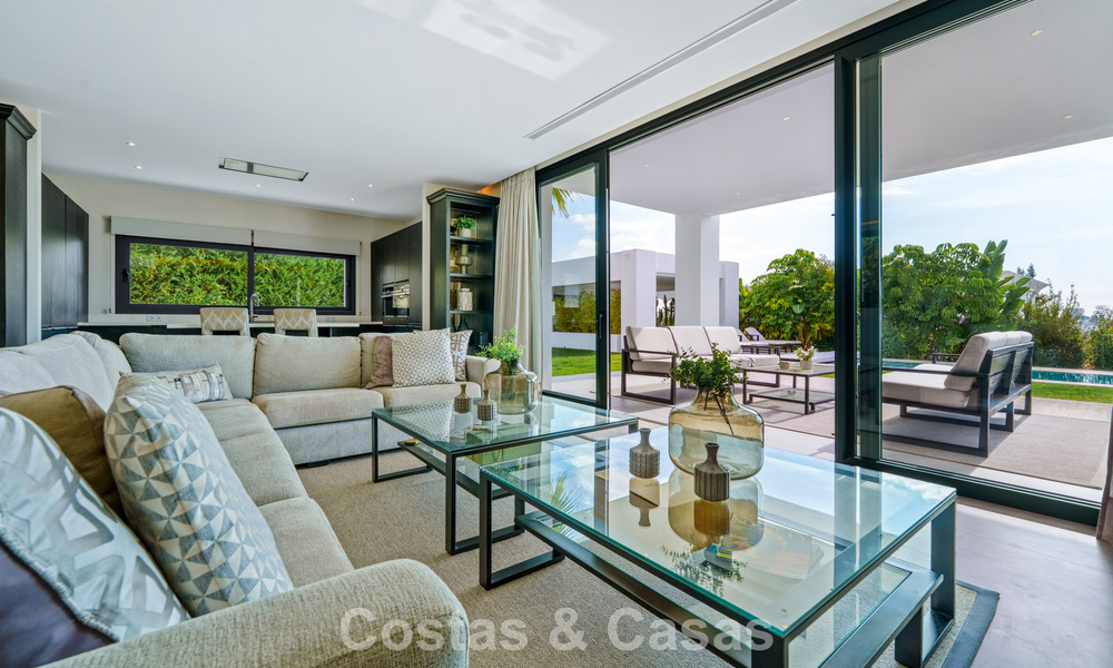 Exclusive villa with sea views for sale in a secure urbanization in La Quinta, Marbella - Benahavis 788553
