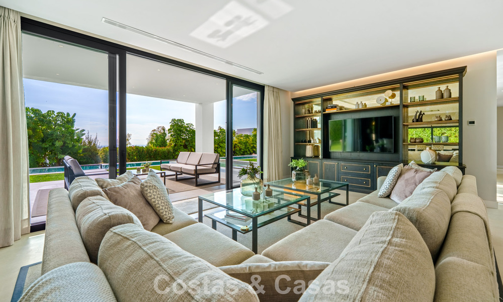 Exclusive villa with sea views for sale in a secure urbanization in La Quinta, Marbella - Benahavis 788554