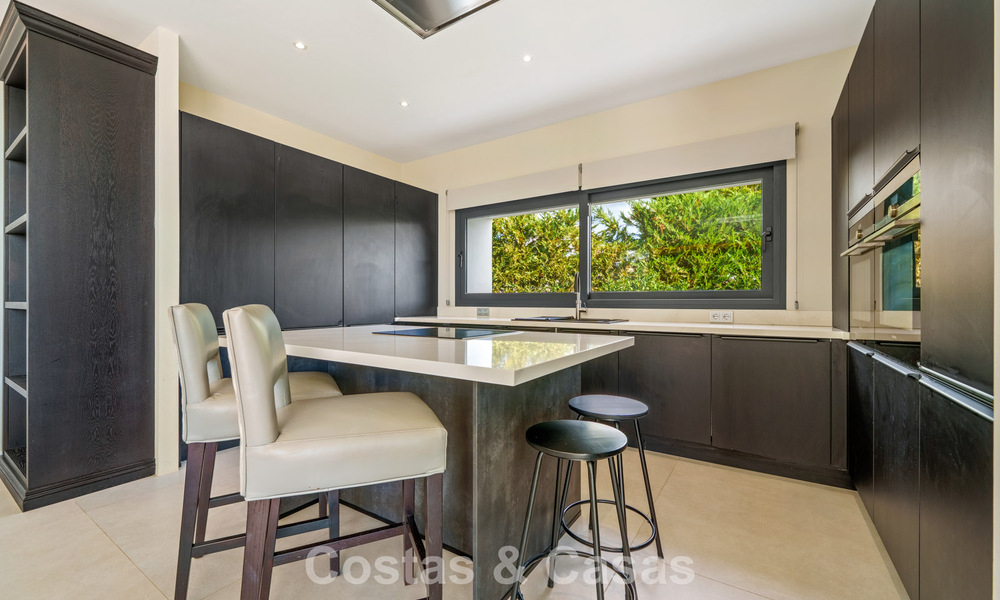 Exclusive villa with sea views for sale in a secure urbanization in La Quinta, Marbella - Benahavis 788555