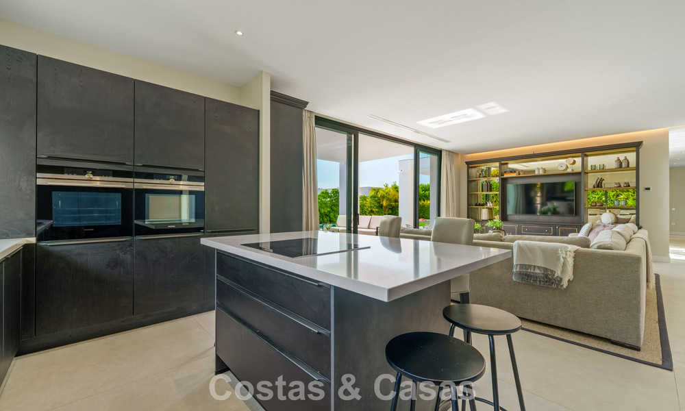 Exclusive villa with sea views for sale in a secure urbanization in La Quinta, Marbella - Benahavis 788556