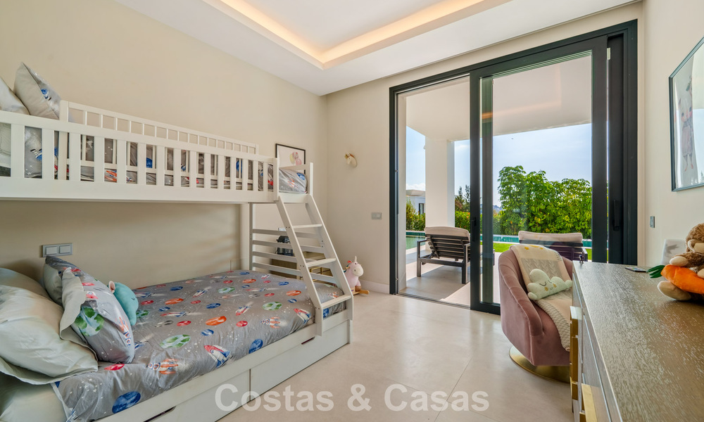 Exclusive villa with sea views for sale in a secure urbanization in La Quinta, Marbella - Benahavis 788558