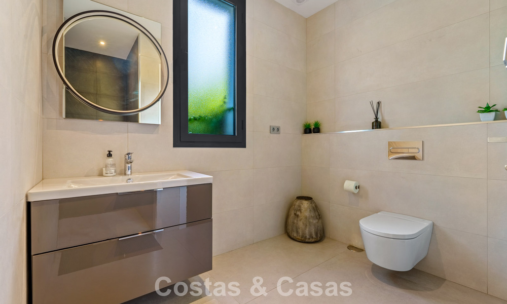 Exclusive villa with sea views for sale in a secure urbanization in La Quinta, Marbella - Benahavis 788559