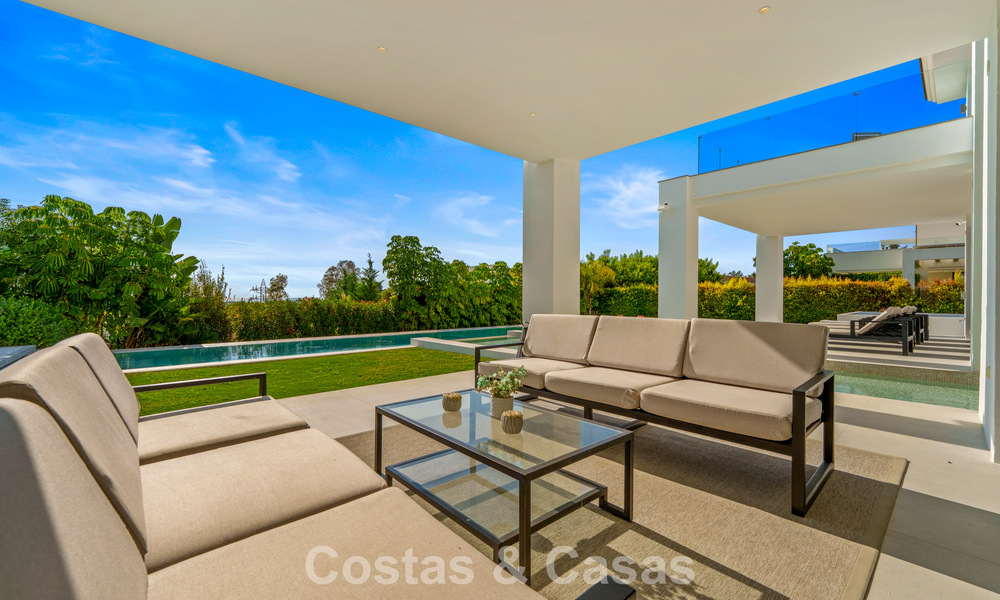 Exclusive villa with sea views for sale in a secure urbanization in La Quinta, Marbella - Benahavis 788562