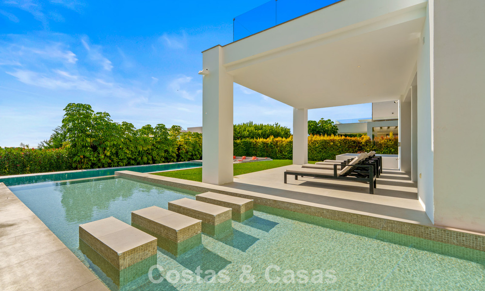 Exclusive villa with sea views for sale in a secure urbanization in La Quinta, Marbella - Benahavis 788563