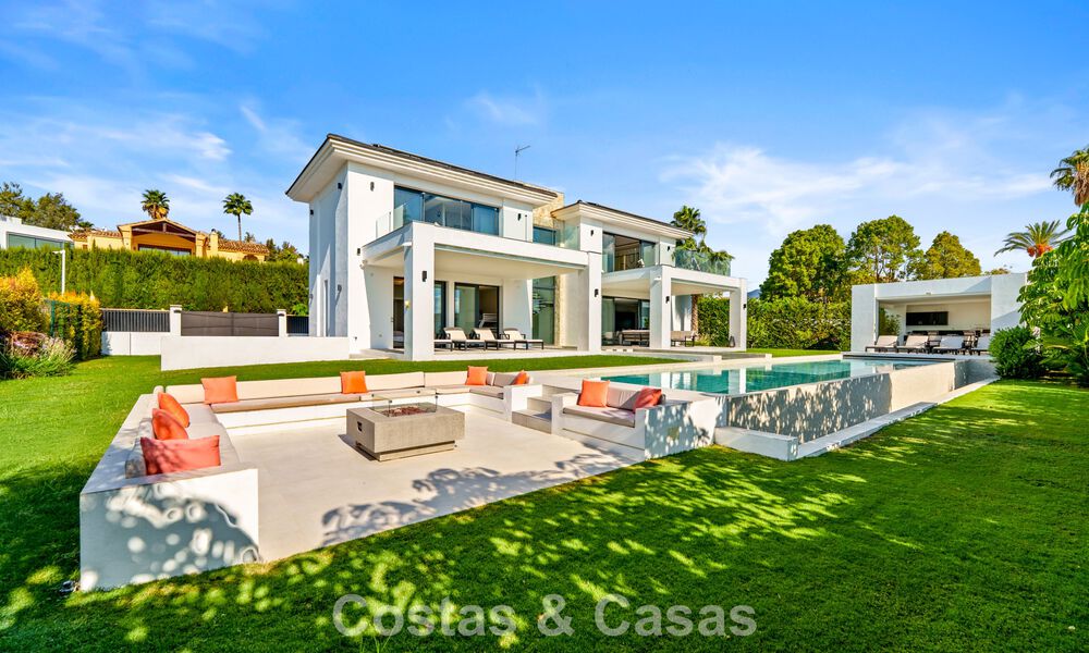 Exclusive villa with sea views for sale in a secure urbanization in La Quinta, Marbella - Benahavis 788565