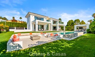 Exclusive villa with sea views for sale in a secure urbanization in La Quinta, Marbella - Benahavis 788565 